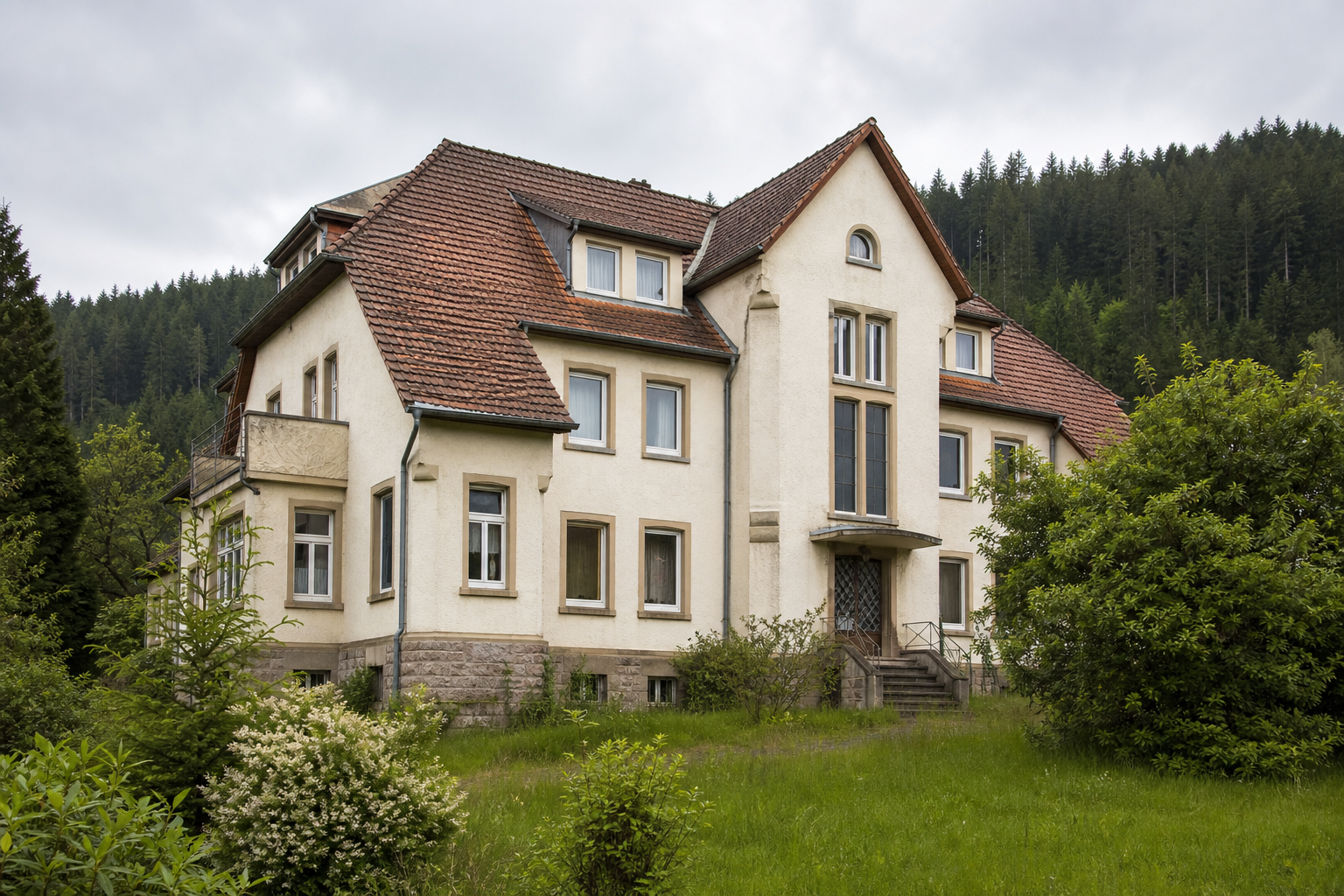 Leerstehendes Wohnhaus mit Sanierungspotenzial am Schwarzwaldrand