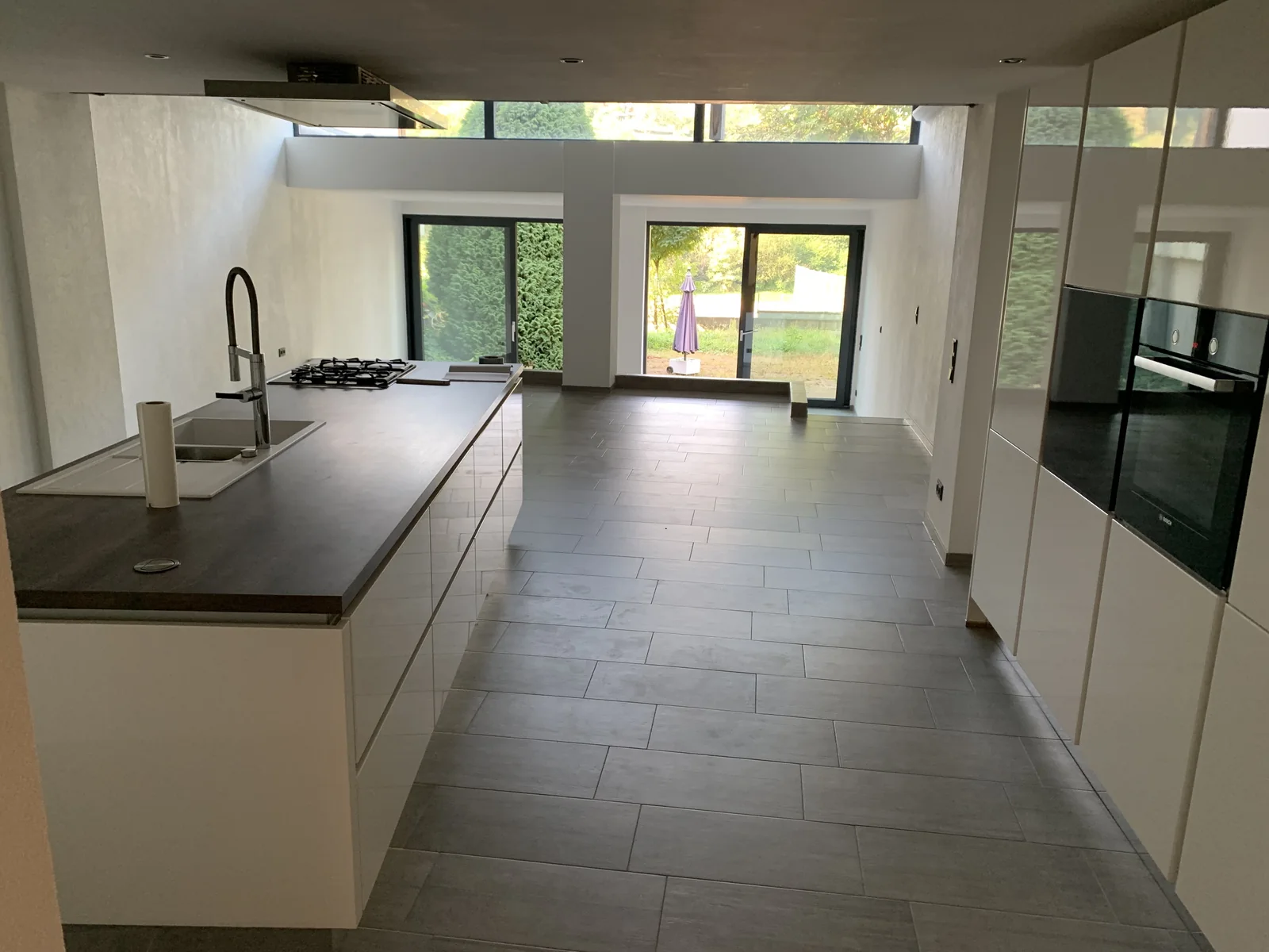 Originalfoto der Wohnung in Schopfheim-Wiechs mit Kochinsel und Blick zum Garten